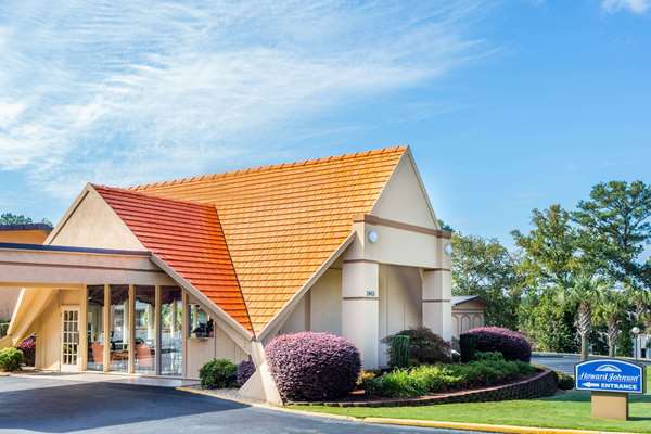 Howard Johnson by Wyndham Athens in Athens, United States