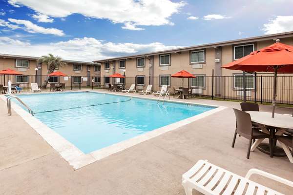 Super 8 by Wyndham Beaumont in Beaumont, United States