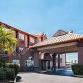 Econo Lodge Inn & Suites