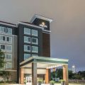 La Quinta Inn & Suites by Wyndham Arlington North 6 Flags Dr