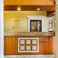 Econo Lodge Inn & Suites