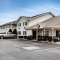 Econo Lodge Inn & Suites