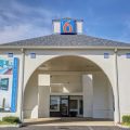 Motel 6 Dickson, TN