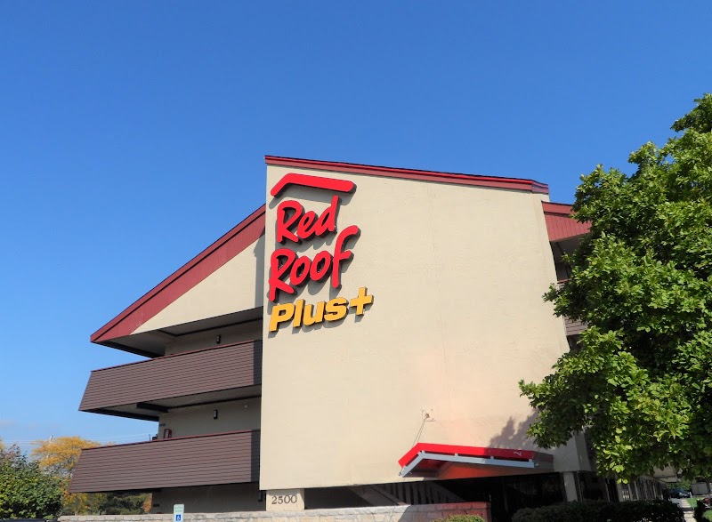 Red Roof PLUS+ Chicago - Schaumburg/Woodfield Mall in Hoffman Estates, Illinois, United States