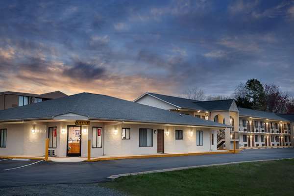 Super 8 by Wyndham Burlington NC in Burlington, North Carolina, United States