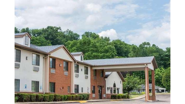 Super 8 by Wyndham Coshocton in Coshocton, Ohio, United States