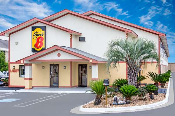 Super 8 by Wyndham Douglas in Douglas, Georgia, United States