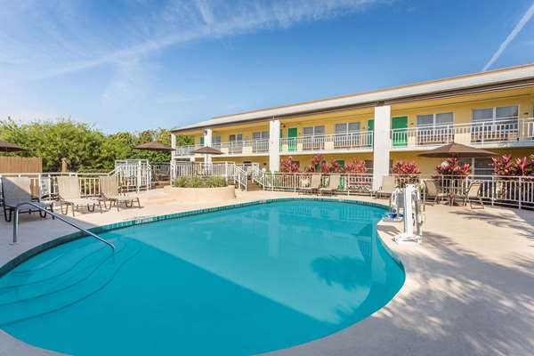 Super 8 by Wyndham Ellenton Bradenton Area in Ellenton, Florida, United States