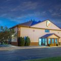 Super 8 by Wyndham Fairmont