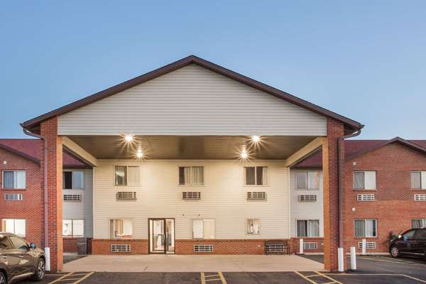 Super 8 by Wyndham Monmouth IL in Monmouth, Illinois, United States