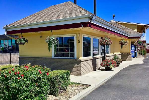 Super 8 by Wyndham Ontario in Ontario, Oregon, United States