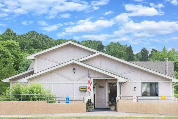 Super 8 by Wyndham Pittsburgh Airport/Coraopolis Area in Coraopolis, Pennsylvania, United States