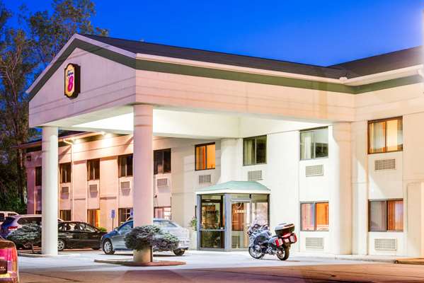Super 8 by Wyndham Port Clinton in Port Clinton, Ohio, United States