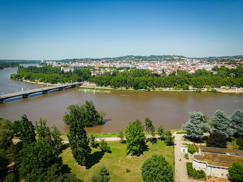 Brit Hotel Le Parc Rive Gauche in Bellerive-sur-Allier, France