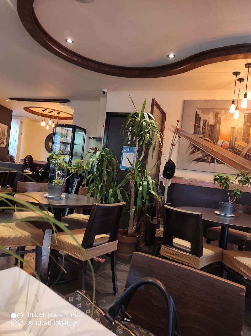 Café Hôtel de L'Avenir in Saint-Ouen, France