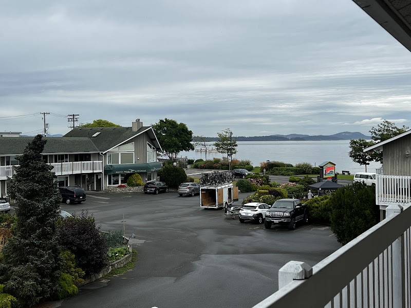 Cedarwood Inn & Suites in Sidney, Canada