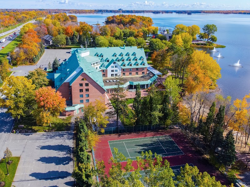 Château Vaudreuil Hotel & Suites in Vaudreuil-Dorion, Canada