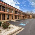 Econo Lodge Inn & Suites
