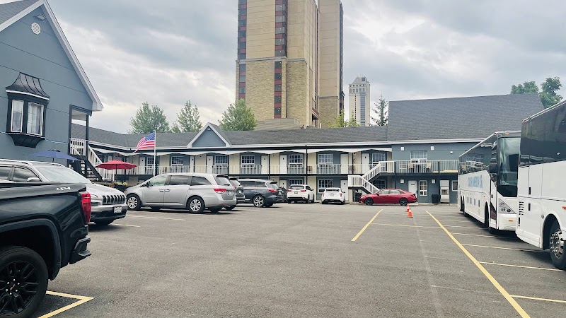 Falls Lodge and Suites in Niagara Falls, Canada