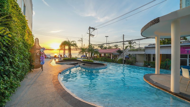 Golden Jomtien Beach Hotel in Ban Na Chom Thian, Thailand