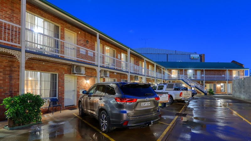Hamilton's Henry Parkes Motor Inn in Parkes, Australia