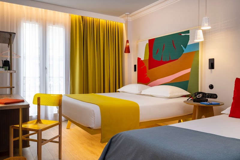 Hotel De La Paix in Issy-les-Moulineaux, France