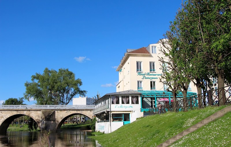 Hotel L'Esturgeon in Poissy, France