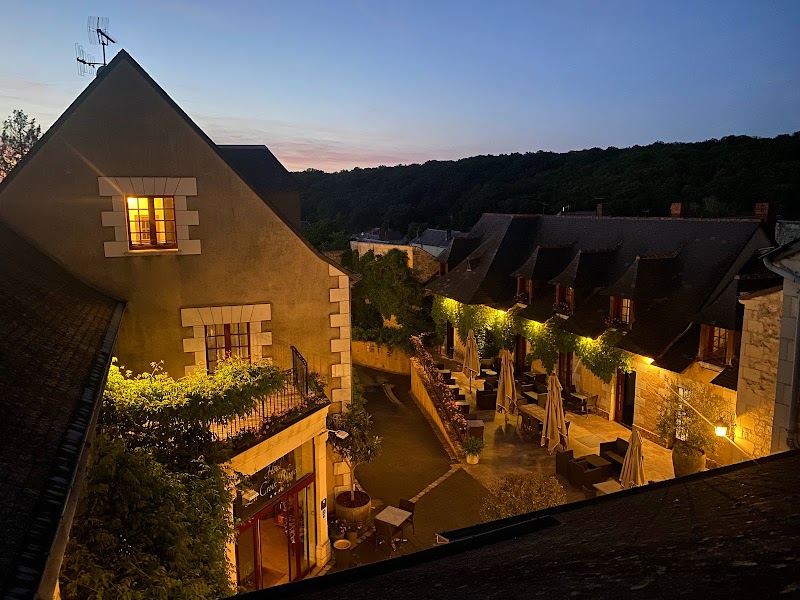 Hotel La Croix Blanche in Fontainebleau, France