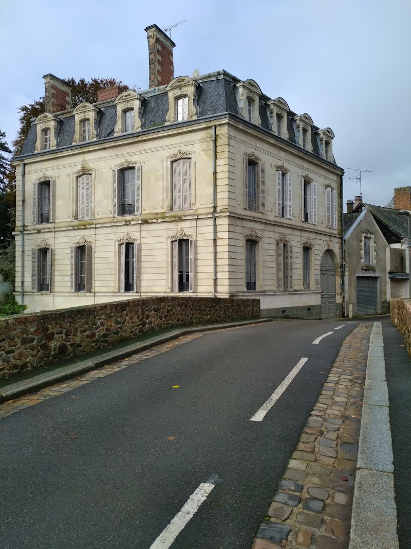 Hotel La Demeure de l'Ile in Mayenne, France