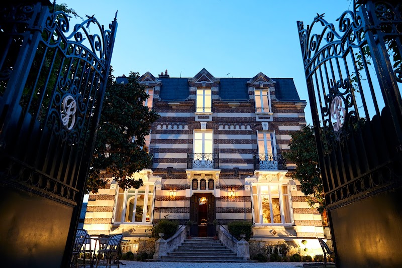 Hotel La Maison Blanche in Chartres, France