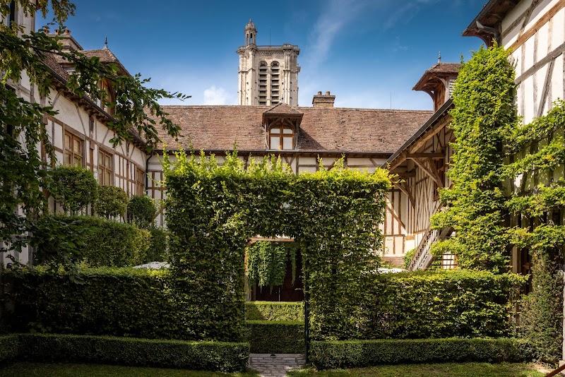 Hotel La Maison de Rhodes in Troyes, France