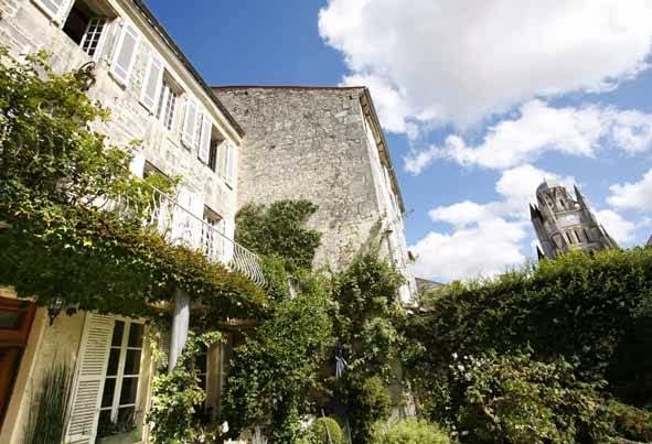 Hotel La Porte Rouge in Saintes, France