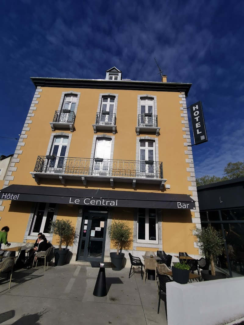 Hotel Le Central in Oloron-Sainte-Marie, France