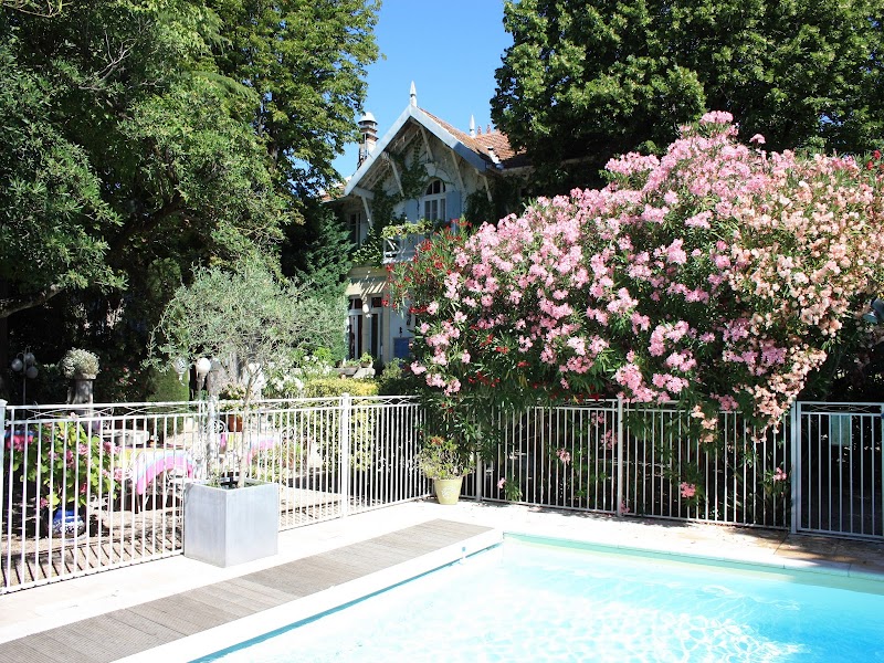Hotel Le Chalet Fleuri in Saint-Remy-de-Provence, France