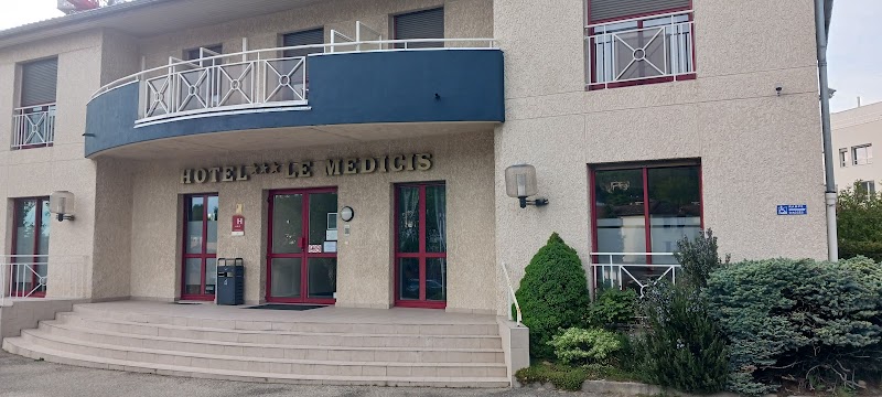 Hotel Le Médicis in Laval, France