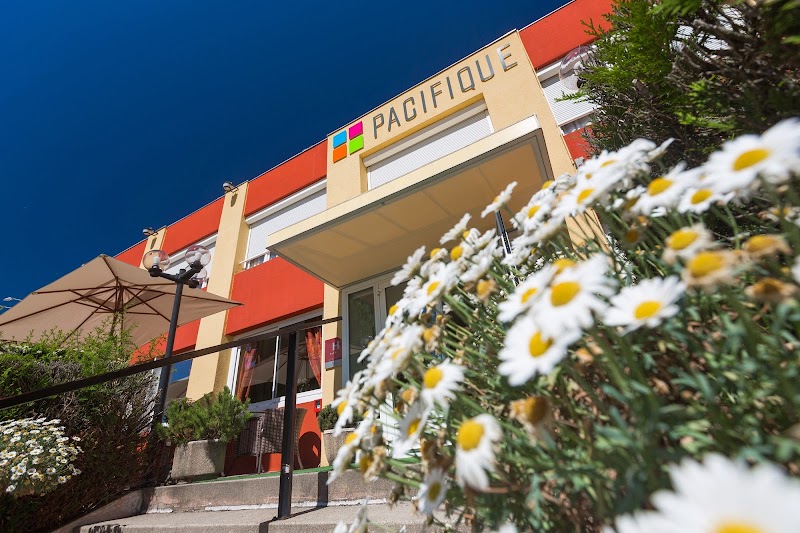 Hotel Le Pacifique in Riom, France