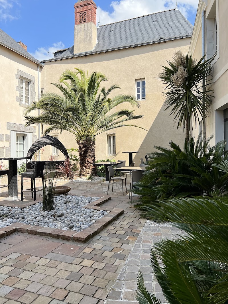 Hotel Le Petit Perier in Laval, France