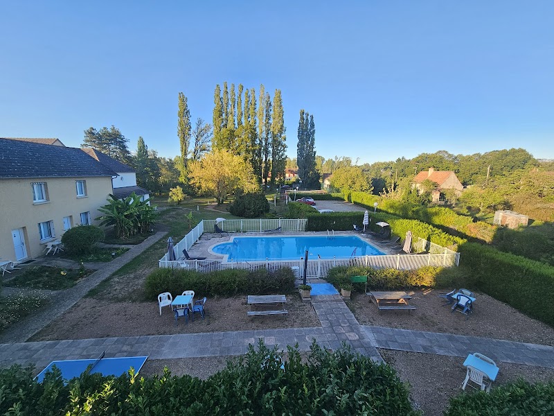 Hotel Le Pont Neuf in Montlucon, France