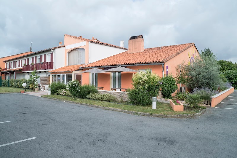 Hotel Le Pont de l'Age in Saintes, France