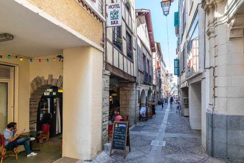 Hotel Le Port Neuf in Bayonne, France