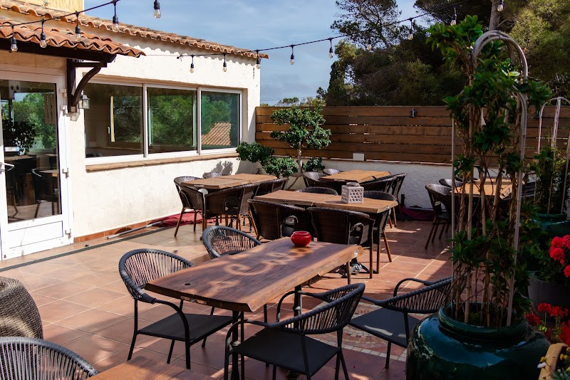 Hotel Les Calanques in Arles, France