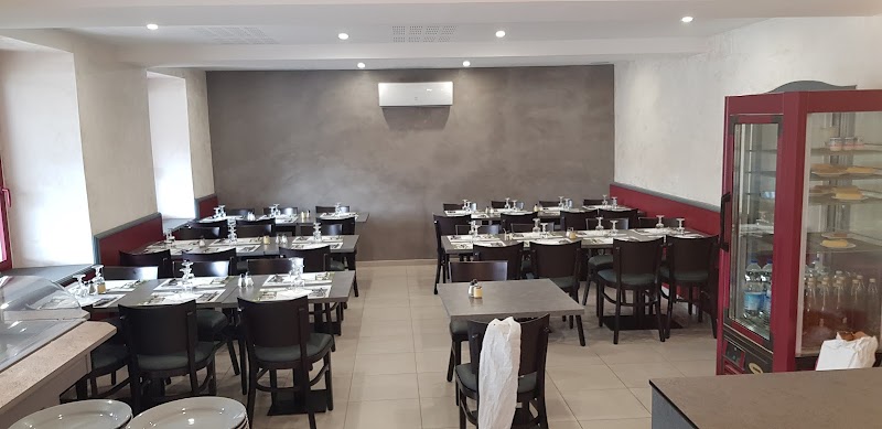 Hôtel Restaurant Le Cheval Blanc in Mayenne, France