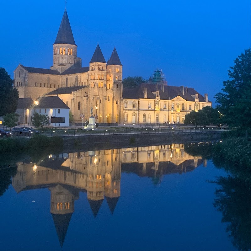 Hotel The Originals Paray-le-Monial Hostellerie des Trois Pigeons in Paray-le-Monial, France