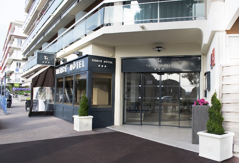 Hotel Tiercé Beach in Cagnes-sur-Mer, France