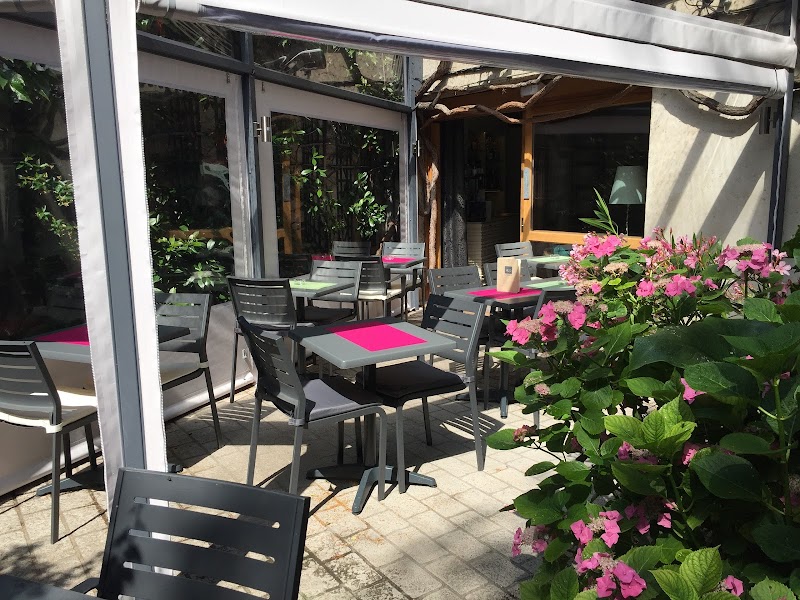 Hotel le Dauphin in Puteaux, France