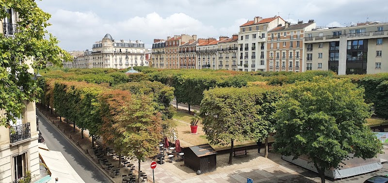 Les Appartements Paris Clichy in Clichy, France