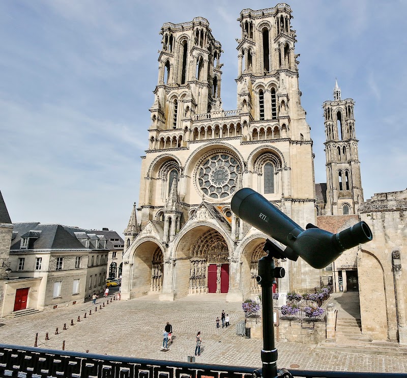 Logis Hotel du Parvis in Laon, France