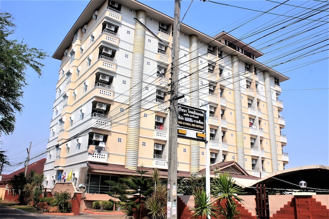 OYO 827 Preechana Golden Place Service Apartment in Ban Pae, Thailand