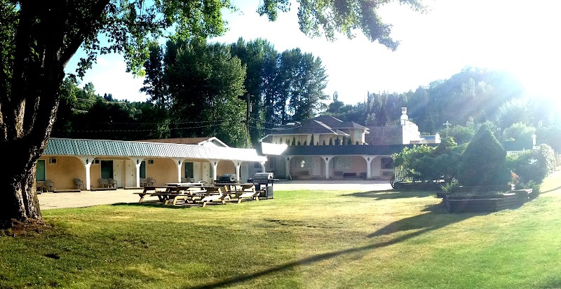 Ray Lyn Motel in Trail, Canada