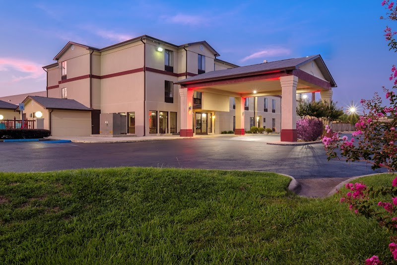 Red Roof Inn & Suites Mobile - Tillman's Corner in Tillmans Corner, Alabama, United States